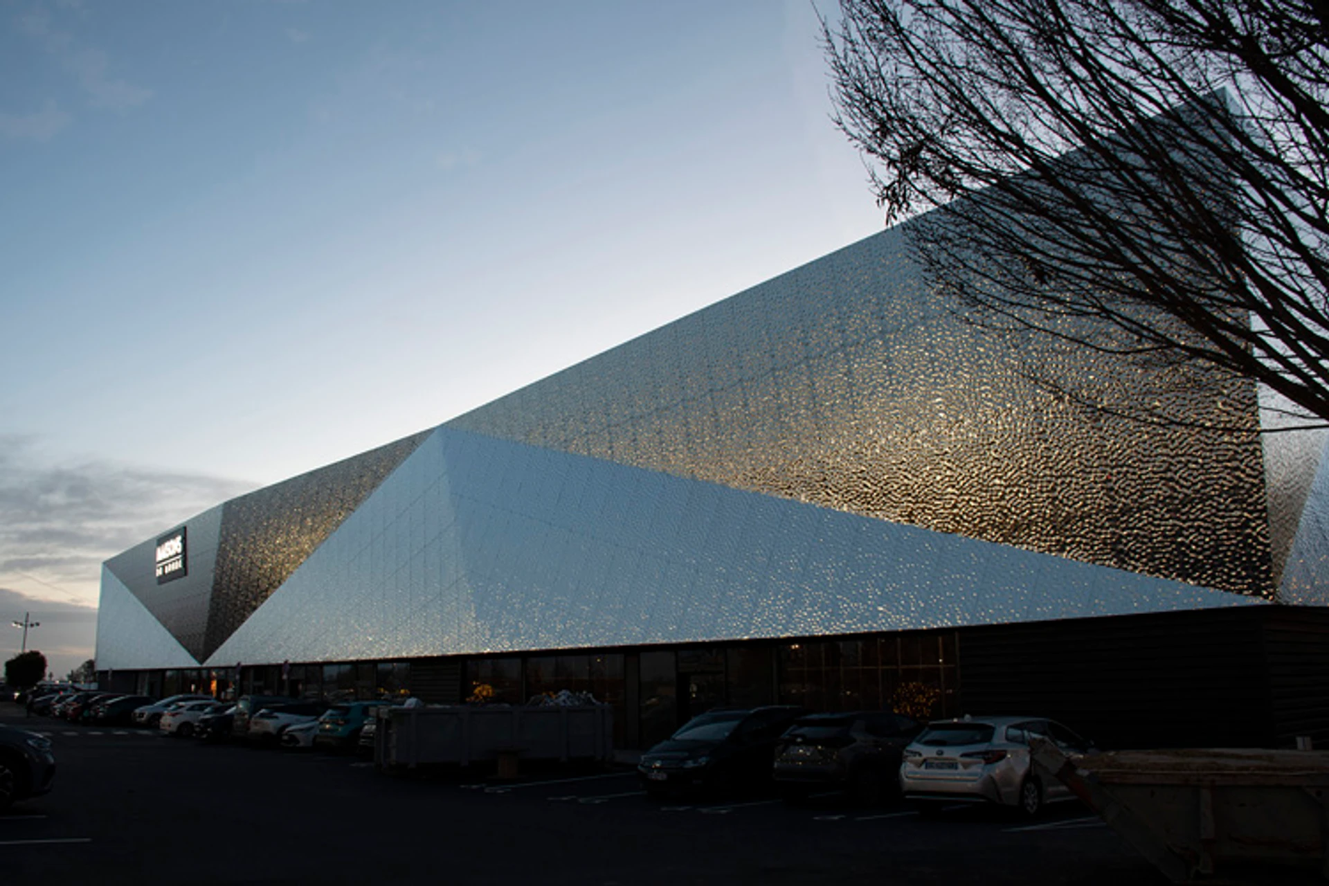 facade.jpg Image